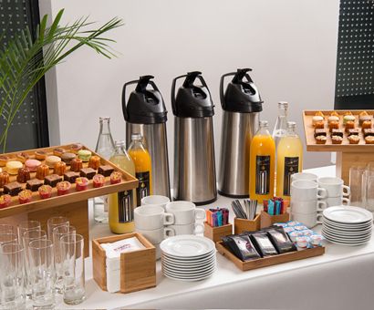 Fruits et jus pour une pause